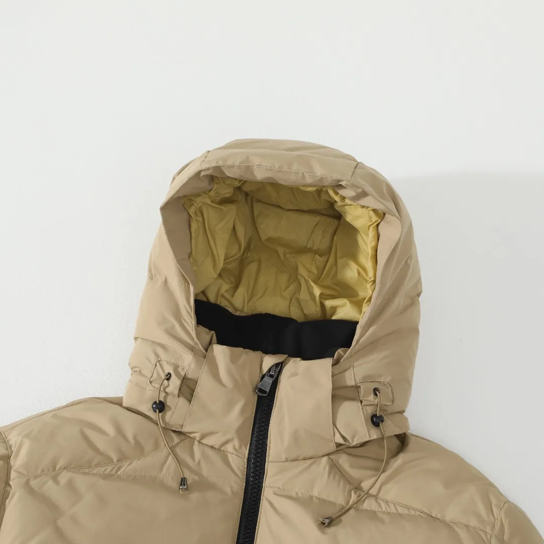 P680 #R58 Ralph Lauren/Ralph Lauren classic new down jacket jacket with detachable hood extra thick plush down jacket men's top "Thousands of stitches of electric embroidery, the logo is like a work of art" The imported Barudan embroidery machine is used to carve the classic polo logo with precision electric embroidery technology. Each letter is full and three-dimensional, with clear details, making it the "most expensive embroidered logo" on the down jacket, highlighting its extraordinary status. "75% national standard high-quality white duck down, light and heat-locking" is filled with 75% high-quality white duck down, which is light and pressure-free, but has excellent warmth retention. After compression, it can quickly rebound and become fluffy, say goodbye to bloat, embrace unburdened warmth, and face the cold winter without timidity. "Technical fabrics that protect against cold and wind and rain" · Long-lasting fluffy and non-stiffening, consistent thermal performance · 400T high-density gallbladder + pinhole retraction technology, completely say goodbye to velvet · Windproof and waterproof matte fabric with adjustable hem, easy to deal with bad weather "Five colors come together to interpret diverse styles" · White: pure first snow, fresh and versatile · Black: classic without limits, calm and atmospheric · Navy blue: low-key and elegant, suitable for both business and leisure · Sky blue: bright and healing, brightening up dull winter days · Khaki: retro and gentle, the first choice for urban wanderers "The details are authentic, the texture is everywhere" The original electroplated YK zipper is smooth and durable, the detachable hood can be worn multiple times, and the original hangtag and washable label ensure authentic quality. The same design for men and women makes it easy to control whether it is used as a couple's outfit or to create personal style, making it an indispensable fashion equipment this winter.  Color: Black, Navy, Khaki, White, Sky Blue Size: S M L